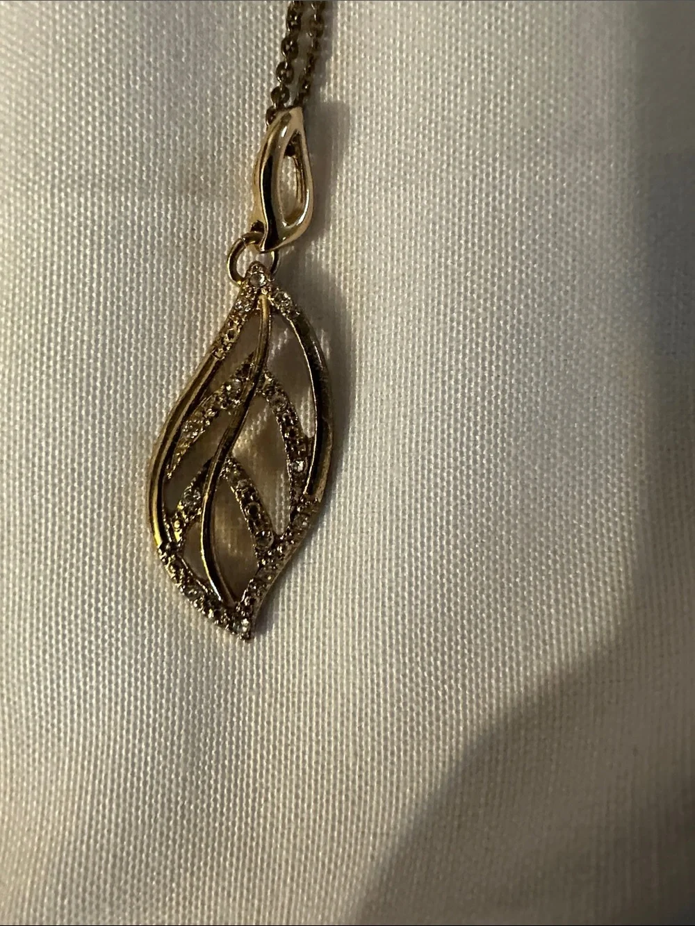 Avon Gold-Tone Leaf Pendant Necklace Set - Picture 5 of 5